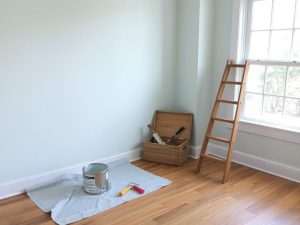 News Home 54 Colț de cameră renovată, perete pastelat, scară, unelte pe podea